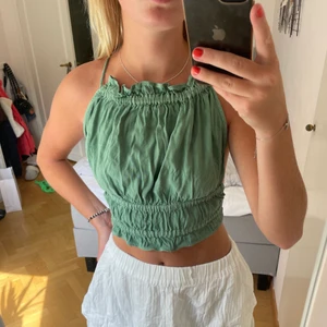 Topp från zara  - Helt oanvänd topp från zara med knytning där bak! Köparen står för frakten😊