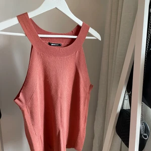 Stickat linne - Stickat linne från Ginatricot. Säljer då den var lite stor för mig. Superfin urringning. Endast använd någon gång. 