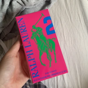 Parfym  - Säljer denna för fick i present men har redan en. Älskar verkligen doften dock! För fler frågor är det bara att fråga mig så kan jag fixa de🥰