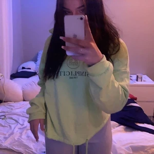 Ginatricot - Säljer denna gröna hoddien då jag aldrig använder den längre. Den är inte använd på 1år ungefär. Man kan välja att ha tröjan stor sedan kan man oxå knyta till tröjan med snörena så sitter den tajtare där nere. 