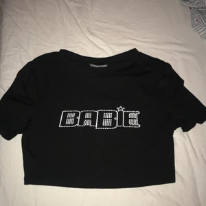Svart söt crop top  - Passar inte mig så kunde inte visa den på mig:) helt oanvänd! Det stog storlek S när jag köpte men skulle nog säga ca eftersom den är lite tight