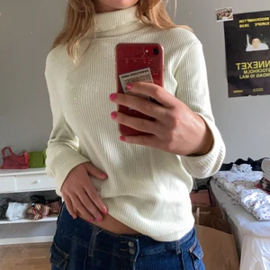 Limegrön/gul polotröja - Jättefin färg som är svår att få med på bild, andra bilden visar färgen bäst, den är ljus limegrön/gul!❤️