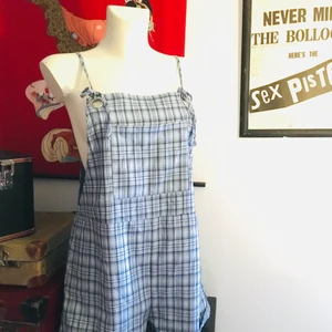 Retro byxdress - Söt med en vit t-Shirt under. Passar 34-38. Man kan binda upp den. Märke okänt. Köpt secondhand i Köpenhamn.