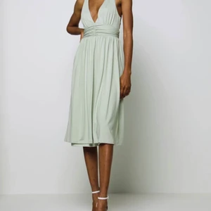 Superfin klänningen i storlek 38  - Klänningen har aldrig använts och har etikterna kvar. Färgen är samma som på modelen på bilden. Säljs för 250 kr 