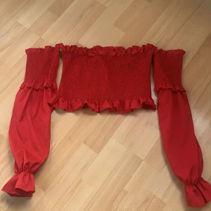 Röd topp storlek S - En röd fin topp ifrån boohoo. Aldrig använd.