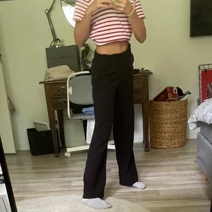 Linnebyxor  - Superfina svarta byxor i linne-imitation från h&m 💕 köpta för 249 kr, går att bära som både hög och lågmidjade (på bilden bär jag dem som lågmidjade) superfint skick endast använda 1-2 gånger då jag insåg att det inte riktigt var min stil🥰 säljer för 190 kr ❤️