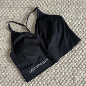 Sport-bh MMSports - Nästintill oanvänd sport-bh från MMSport. Toppen är seamless med en snygg detalj på ryggen! 80 kr + frakt 🖤 