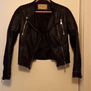 Chiquelle skinjacka strl. 36 - Några år gammal, knappt använd. Har en liten lös tråd på vänstra axeln, men den syns knappt. Den har också dragkedjor på ärmarna så att de går att göra lösare och  tajtare.