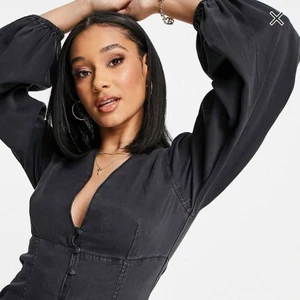 Denimdress från ASOS - Klänning från ASOS i tvättad denim, tunnare än vanligt material så den är mycket behagligare att ha på sig. Beställde hem i fel storlek där av säljer jag,  aldrig använd endast provad en gång. Storlek 40. Köpt för 399kr