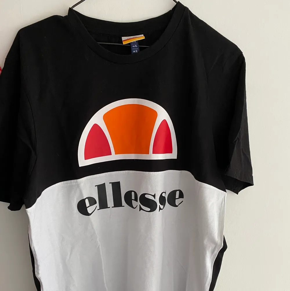 Snygg t-shirt från Ellesse, med tryck på framsidan och helsvart rygg! Endast använd vid ett tillfälle, så fortfarande i nyskick! Jag är en st 36 i damkläder för referens 😊 Frakten ingår i priset ✨. T-shirts.