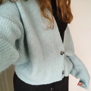 Kofta från Lindex - Säljer denna stickade turkos/blå koftan från Lindex⭐️💞💖 Använd ett fåtal gånger och därmed i bra skick. Passar i nästan alla storlekar beroende på önskad passform. Köparen betalar för eventuell frakt (priset för koftan + 66kr i frakt) ❤️