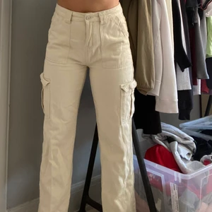 Beige Cargo Trousers  - Använd en gång. Jeans material i storlek S. Cargo trousers i beige färg. 