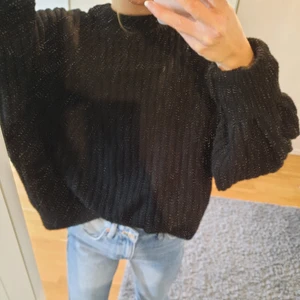 Stickad tröja - Stickad tröja i storlek xs från Gina Tricot. Den är väldigt oversized så den passar nog även s/m beroende på hur man vill att den ska sitta. Köparen står för frakten. Säljer även en likadan tröja fast i beige om man skulle vara intresserad av en annan färg.