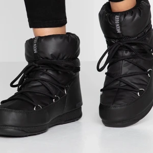 Moon boots - Intressekoll moon boots, köpta i vintras. Fint skick men lite stor o kommer därför inte till användning. Köptes för 1800kr💘💘