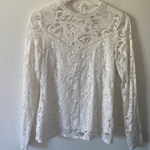Vit spets blus - Säljer min vita blus från vila för 100kr + 45kr frakt. Är i befintligt skick.💕✨
