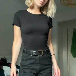 Svart top från asos i xs - Svart top med textur från märket NEW LOOK köpt från asos i 34 (xs). Säljer då tröjan tyvärr var för lite då jag köpte den vilket har resulterat till att den är oanvänd!