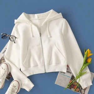 Vit zip up hoodie - Jag säljer denna vita zip up hoodie eftersom att den inte längre kommer till användning. Den är i storlek Xs och är använd ca 5 gånger. Den har dock ett litet hål i fickan som inte syns när man har den på sig och det är säkert enkelt att sy ihop om man skulle vilja.❤️ Den är köpt för 239 kr från shein och jag tänkte sälja den för 100 kr + frakt eftersom det lilla hålet.🥰 Jag har startat en budgivning så det är bara till att buda eller köpa den direkt för 170 kr 💗