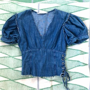 Jeanstopp  - Superfin jeanstopp med puffärmar. Knytning och dragkedja på sidorna som kan reglera storlek💋