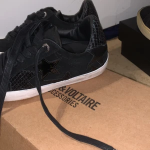 Zadig skor - Intressekoll på mina helt nya Zadig skor! Storlek 36 men passar en 37a. Box medföljer, fler bilder kommer☺️ köpta för runt 2500 med frakt och allt 