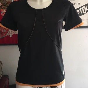 Adidas träningströja - Svart/orange. Material som andas. Ej använd men tvättad.