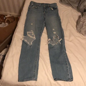 Levis 501  - Jätte fina levis 501 med slitningar säljes då dom blivit för små för mig! W25 L30