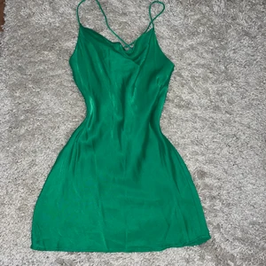 Grön satinklänning - En grön satinklänning från zara i storlek XS. Djup i ryggen med korsade band. Använd ett fåtal gånger. Betalning via swish. Föredrar att mötas upp i Sthlm eller västerås men kan göra vissa undantag för frakt.💕☺️