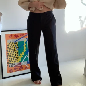 Lågmidjade kostymbyxor🖤 - Svarta lågmidjade kostymbyxor med tunna ränder, köpta secondhand men är i sjukt bra kvalitet🖤 passar mig som har 38/ S-M i byxor! Jag är 167 cm och de är lite långa på mig! 