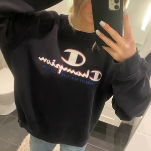 Champion tröja - En marinblå oversised champion tröja utan luva. Super snygg och skön. Tror att det är herrmodell. 