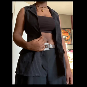 Kort ermad kavaj  - Snyggt och simpelt, perfekt tillag för att göra ens outfit lite roligare 