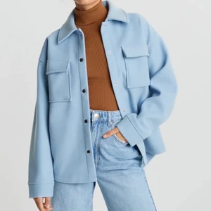 Jacka, blå  - Snygg jacka från Ginatrico som endast använts ett fåtal gånger. I och med att den är flice material är den lite nopprig i ärmarna. Men annars bra skick. Frakt ingår ej