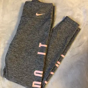 Ett par Nike tights som inte kommit till användning. 100 kr + frakt 