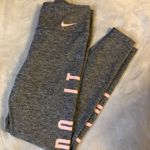Nike - Ett par Nike tights som inte kommit till användning. 100 kr + frakt 