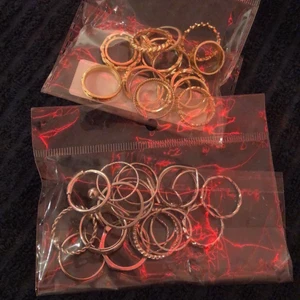 Ringar  - Hej säljer ringar som jag verkligen aldrig använt , de är 65 för ett packet och 100 för båda paketen 😊kan fraktas , skriv för fler bilder ! 