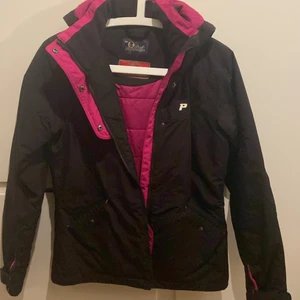 Peak Performance jacka - Svart och rosa jacka i storlek 160 men passar som XS. Tjock och varm jacka med sidofickor och innerficka. Den är i bra skick.