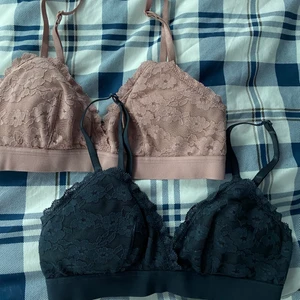 Topp - Mjuk spets bh med ilägg (uttagbara) utan bygel. Bra skick! 2 för 100kr, eller 1 för 60kr. Fraktar 🌸