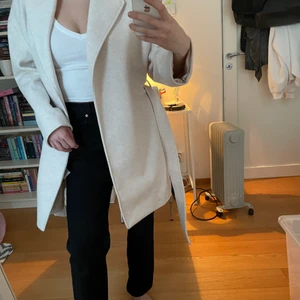 Ljus kappa - Från HM. Oanvänd, lappen finns kvar. Säljs då jag redan har en liknade.