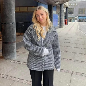 Vårjacka - Superfin jacka som aldrig är andvänd. Säljer den Efterosm jag köpt en liknande nypris med frakt var 760kr💗