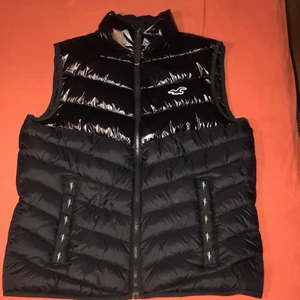 Väst  - En svart väst den är i jätte bra skick 