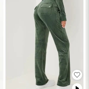 Juicy Couture  - Helt nya juicy couture byxor i färgen dark moss !😍              Aldrig använda med prislappen kvar.                                 Buda från: 1000kr, köparen står för frakt.                         Säljer då dem är lite för långa för mig (160)                                      Nypris: 1000kr