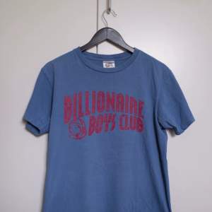 Pharell Williams streetwear märke billionaire boys club köpt i deras butik i New York runt 2010. Nästan oanvänd pga för liten. Den är medium men är nog ganska liten i storleken