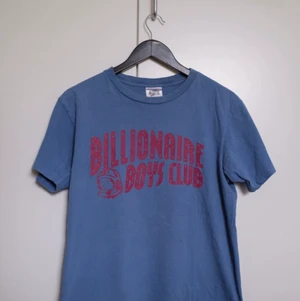 Billionaire boys club strl m - Pharell Williams streetwear märke billionaire boys club köpt i deras butik i New York runt 2010. Nästan oanvänd pga för liten. Den är medium men är nog ganska liten i storleken