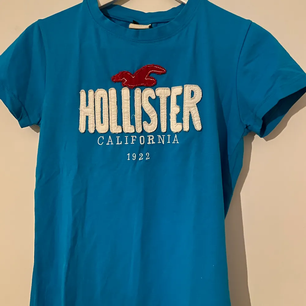 Blå hollister tröja i fint skick! Storlek M men passar som S och Xs. T-shirts.