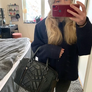 Zadig & Voltaire svart väska - Intressekoll på min så snygga Zadig & Voltaire sunny bag i storleken medium👌🏽 Den är så najs då man får plats med så mycket i den! Den har några defekter, så ifall ni vill se bild på det så kan ni skriva privat💕 Nypris ligger runt 5000kr (det är spegeln som är smutsig inte väskan haha)