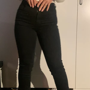 Svarta Gina jeans  - Svarta Gina jeans men öppning på sidan längst ner 