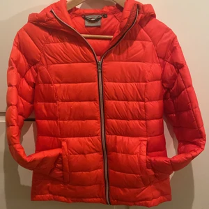 McKindly Jacka - Snygg bekväm dunjacka i bra skick. Med huva, krav och ett elastisk band på insidan. En dam jacka.