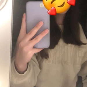 Sweatshirt från Gina Tricot - Storlek XXS. Säljer pågrund av att den inte kommer till användning❤️Köpte för 250kr säljer för 150kr(priset kan diskuteras)❗️har rea köp 1 få 2 grejer som är i cirka samma budget❗️