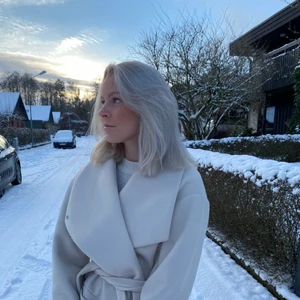 Beige overaize kappa - Säljer denna jättesnygga beiga oversize kappan från NA-KD då jag inte använder den längre. Storlek 32 men eftersom att den är oversize passar den även fler❤️