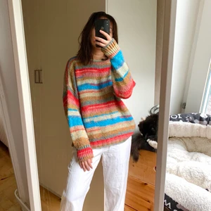 Stickad tröja  - En helt underbar stickad tröja🌈  den är sååååå mjuk sticks inte alls