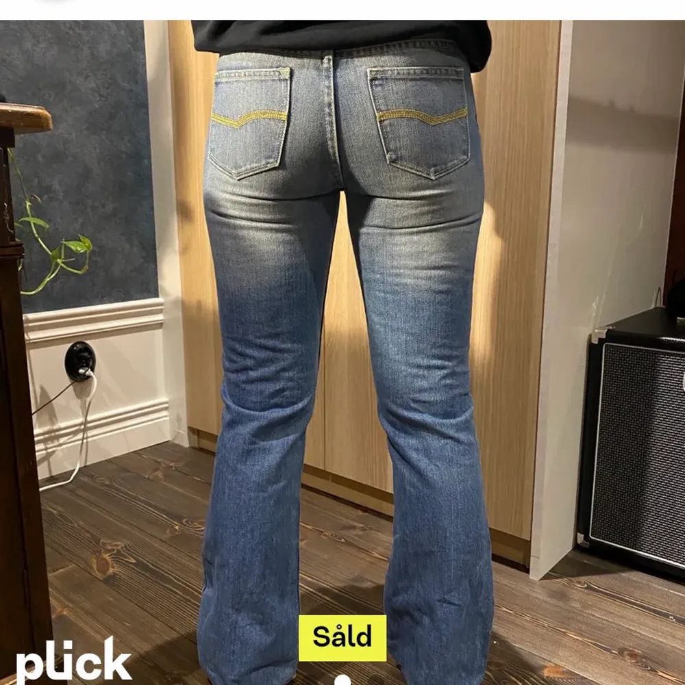 Säljer mina lågmidjade blåa jeans! ( bilderna är lånade från tjejen jag köppte dom av från början ) . Jeans & Byxor.