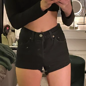 Levis shorts, W 24 - Svarta Levis shorts i storlek W24, knappt använda då de nu är för små, fint skick 